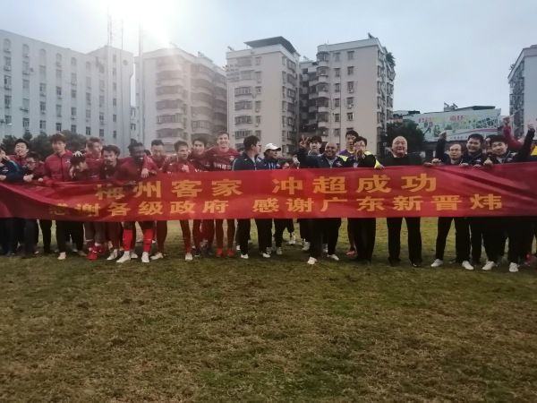 影片聚焦香港最后一个渔村，以一位本地女孩与年长外国艺术家的邂逅为主线，带出了香港社会现状和政治结构的变化，是一部极具寓言色彩的剧情片
